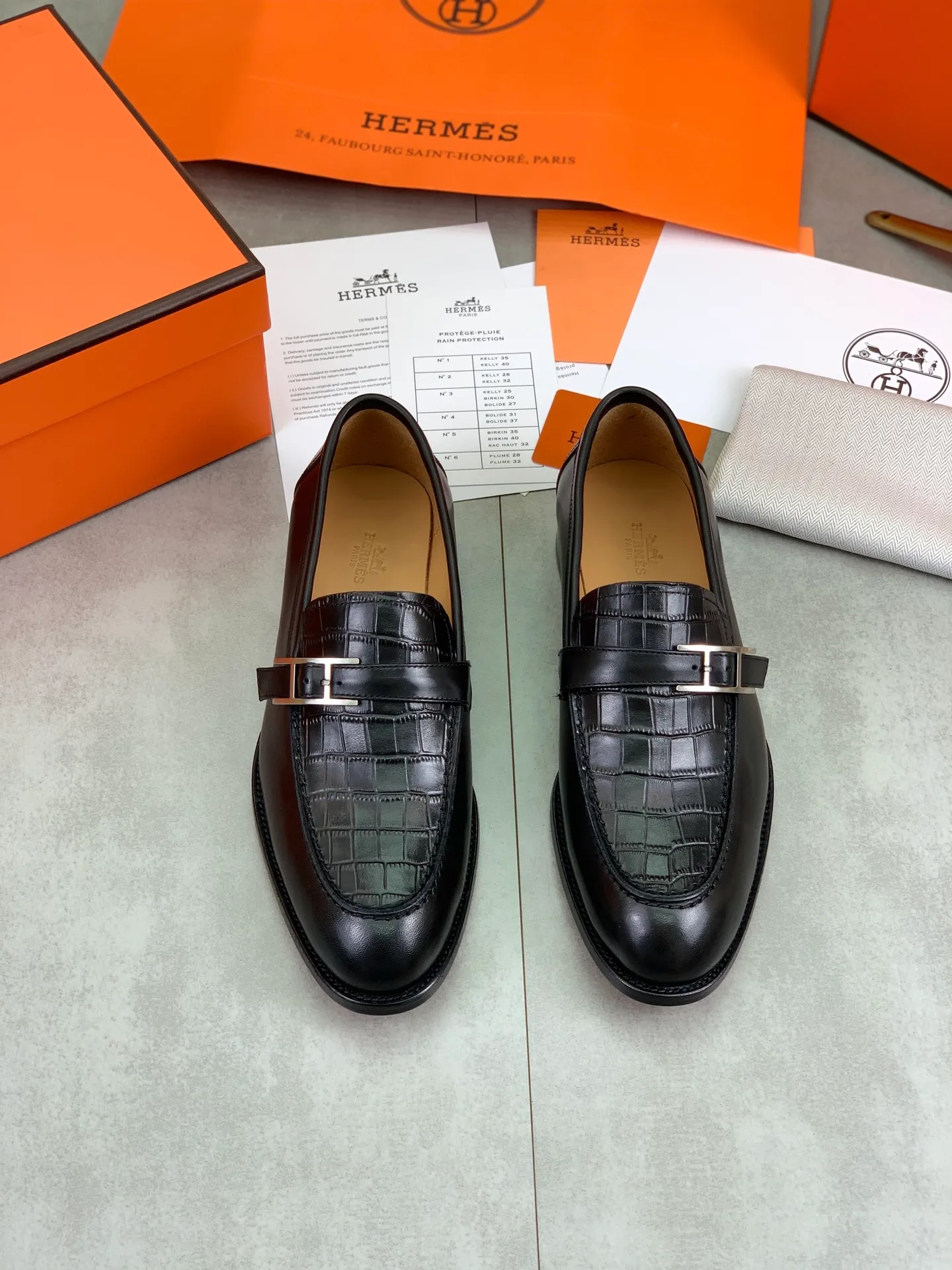Factory price P980 💰💎💎💎 Original genuine leather outsole Brand: Hermès Grade: Same as the official website Original quality materials: Original soft calfskin Water-dyed cowhide lining Original Italian genuine leather outsole Style categories: Men's fashion Formal casual leather shoes Slip-on men's shoes series Young fashion European and American trends British style Code number: 39-45 (38.46 can be customized)